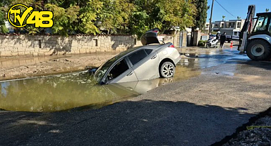 BODRUM'DA SU ANA İSALE HATTI PATLADI, OTOMOBİL ÇUKURA DÜŞTÜ