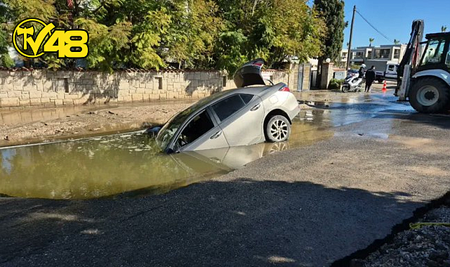 BODRUM&#039;DA SU ANA İSALE HATTI PATLADI, OTOMOBİL ÇUKURA DÜŞTÜ
