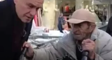 87 YAŞINDA GEÇİM İÇİN SOKAKTA KAĞIT TOPLUYOR