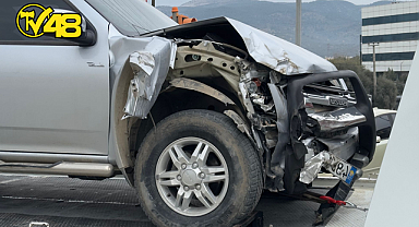 ADLİYE KAVŞAĞINDA KIRMIZI IŞIKTA DURMAYAN BİR ARAÇ, GEÇİŞ ÜSTÜNLÜĞÜNE SAHİP BAŞKA BİR ARACA ÇARPARAK YOL ORTASINA ÇIKTI.