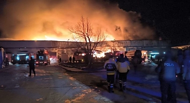 AFYONKARAHİSAR'DA FABRİKADA ÇIKAN YANGIN SAATLERDİR SÖNDÜRÜLEMİYOR