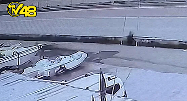 BODRUM'DA KÖPEKTEN KORKUP YOLA FIRLADI! ÇÖP KAMYONUNUN ALTINDA KALDI