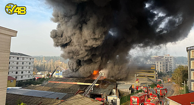 İSTANBUL ÇEKMEKÖY'DE LASTİK FABRİKASINDA KORKUTAN YANGIN İTFAİYE MÜDAHALESİ DEVAM EDİYOR