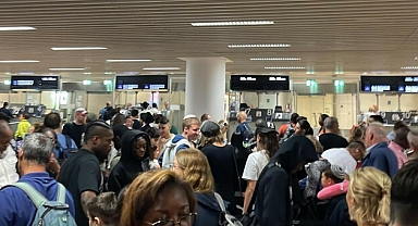 İZMİR HAVALİMANINDA PASAPORT KUYRUĞU ÇİLESİ