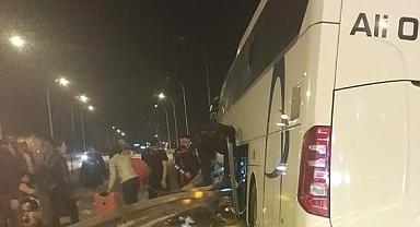 YOLCU OTOBÜSÜ, MERMER YÜKLÜ TIR'A ÇARPTI!