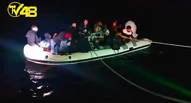 BODRUM AÇIKLARINDA MOTOR ARIZASI YAŞAYAN LASTİK BOTTAKİ 21 DÜZENSİZ GÖÇMEN KURTARILDI