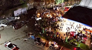 DAĞDAN KOPAN KAYALAR ARACIN ÜSTÜNE DÜŞTÜ, BABA VE İKİ ÇOCUK HAYATINI KAYBETTİ