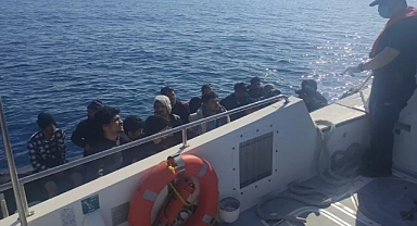 DATÇA AÇIKLARINDA 17 DÜZENSİZ GÖÇMEN KURTARILDI