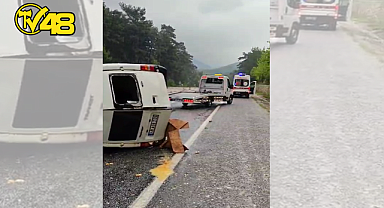 MİLAS'A BAĞLI TUZABAT MAHALLESİ'NDE BİR MİNİBÜS YAĞIŞLAR SEBEBİYLE DİREKSİYON HAKİMİYETİNİ KAYBETMESİ SONUCU KAZA YAPTI.