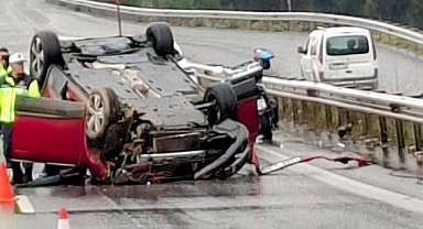 MUĞLA'DA OTOMOBİL REFÜJÜ AŞIP YOLUN KARŞISINA GEÇTİ