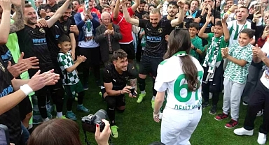 MUĞLASPORLU FURKAN DEMİR, KIZ ARKADAŞI DENİZ KAMAN'A DUYGUSAL BİR EVLİLİK TEKLİFİ YAPTI.