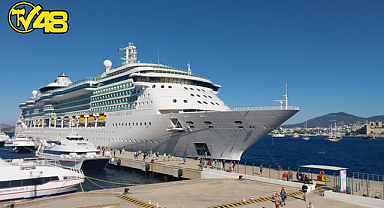 BODRUM'A DEV KRUVAZİYERLE TURİST AKINI BAŞLADI