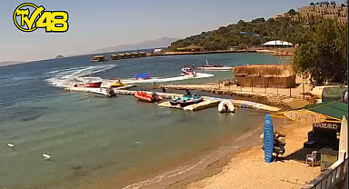 BODRUM'DA DENİZ KAZASI: SÜRAT TEKNESİ DENİZ YATAĞINI TAŞIYAN ARACA ÇARPTI, 3 TURİST YARALANDI