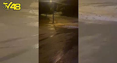 MİLAS AYDINLIKEVLER MAHALLESİ'NDE SU HATTI PATLADI: SOKAK GÖL OLDU