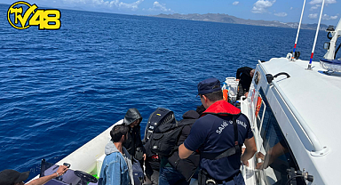 MUĞLA AÇIKLARINDA 23 DÜZENSİZ GÖÇMEN KURTARILDI, 1 GÖÇMEN KAÇAKÇISI ŞÜPHELİSİ YAKALANDI