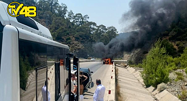 FETHİYE'DE OTOMOBİL ALEV ALEV YANDI, TRAFİK FELÇ OLDU