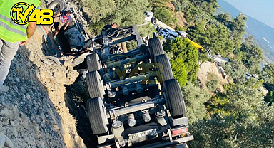 MILAS–LABRANDA YOLUNDA FECİ KAZA: MADEN TIRI UÇURUMA YUVARLANDI