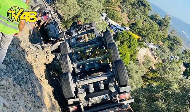 MILAS–LABRANDA YOLUNDA FECİ KAZA: MADEN TIRI UÇURUMA YUVARLANDI