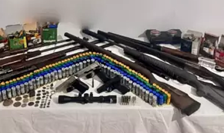 MUĞLA&#039;DA EVİNDE SİLAH VE TARİHİ EŞYA BULUNAN ŞAHIS GÖZALTINA ALINDI