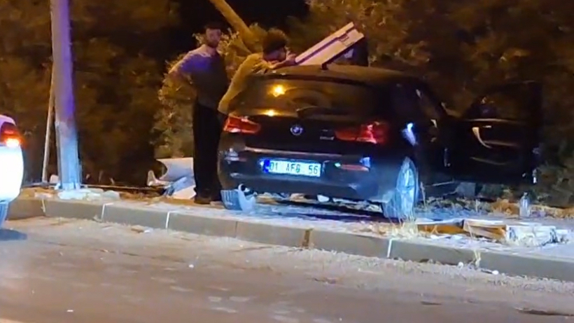 Bodrum Yalıkavak’ta Gece Kazası: Araç Reklam Panolarını Devirdi