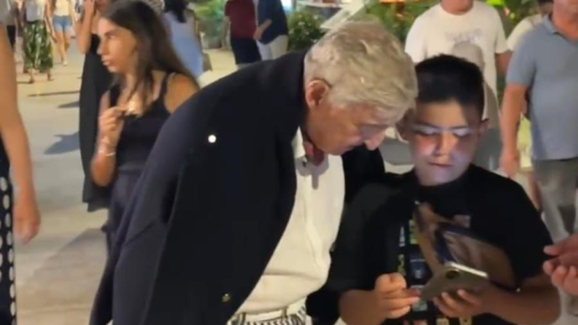 Rahmi Koç Türkbükü’nde Yürürken Tatilcilerin İlgi Odağı Oldu