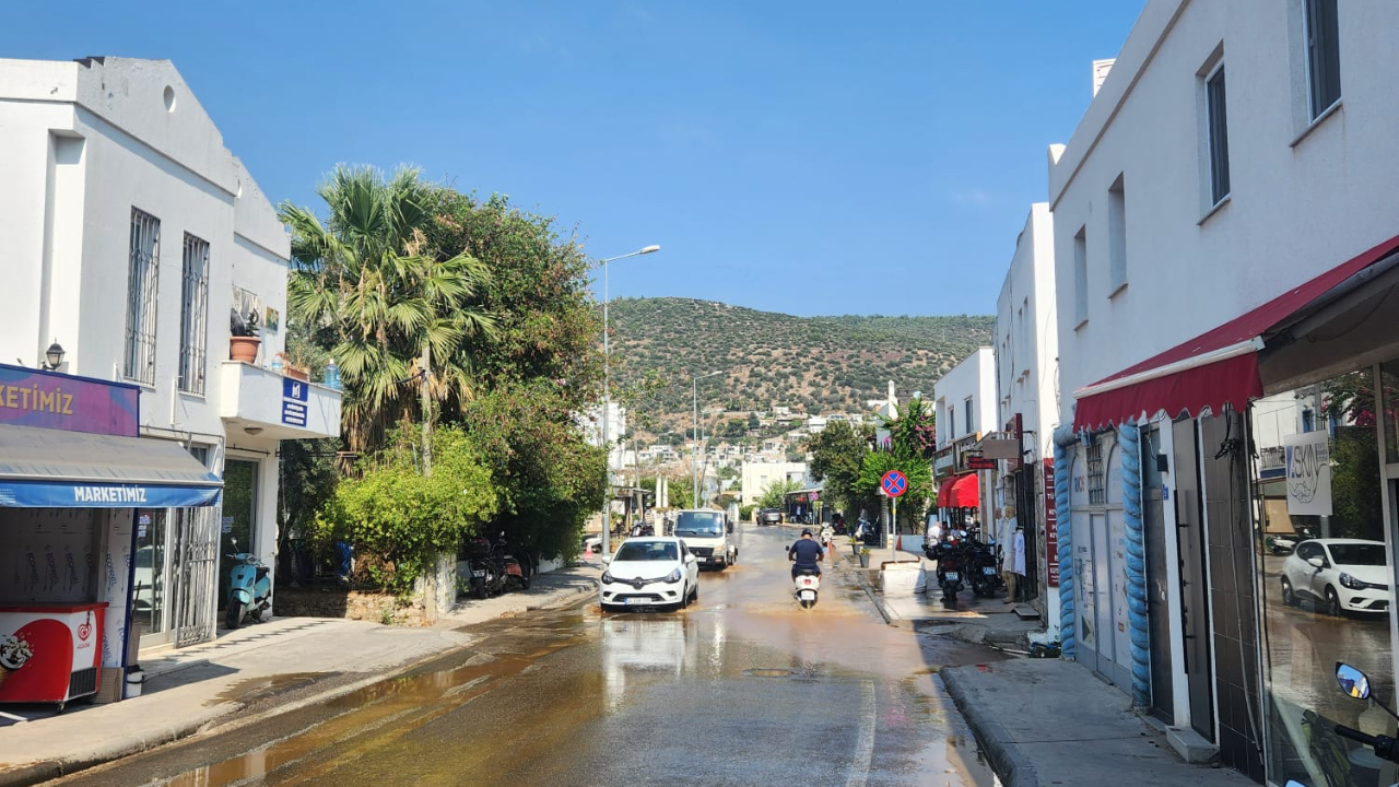Bodrum Umurça’da Patlayan Su Borusu Trafiği Felç Etti