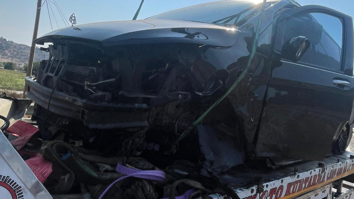 Sarıçay Köprüsü’nde Tekerleği Çıkan Hafif Ticari Araç Bariyerlere Çarptı