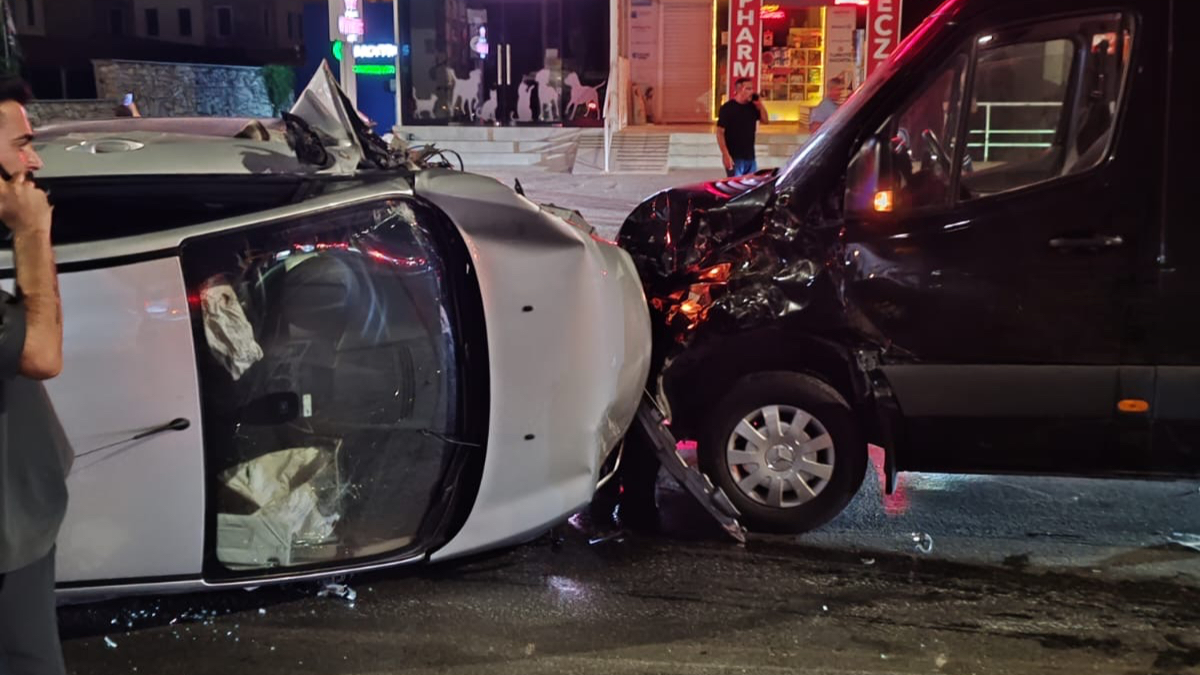 Bodrum’da Minibüs ve Otomobil Çarpıştı: Trafik Kısa Süre Aksadı