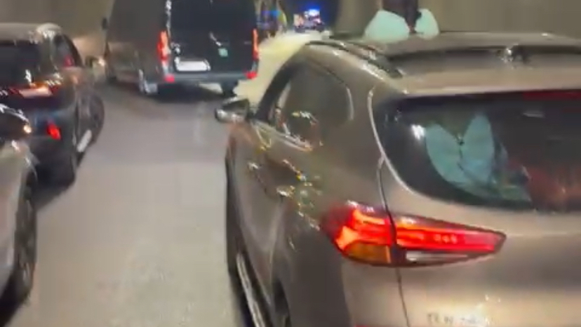 Bafa Tüneli’nde Yağ Dökülmesi Trafiği Felç Etti: Motosiklet Sürücüsü Yaralandı