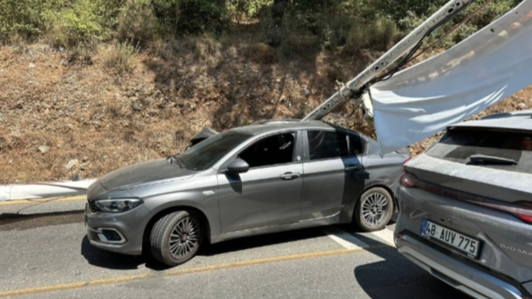 Akyaka’da Film Gibi Kaza: Direğe Çarpan Otomobil, Direği Başka Aracın Üzerine Devirdi