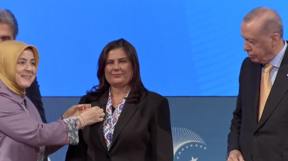 Özlem Çerçioğlu, AK Parti rozetini taktı!