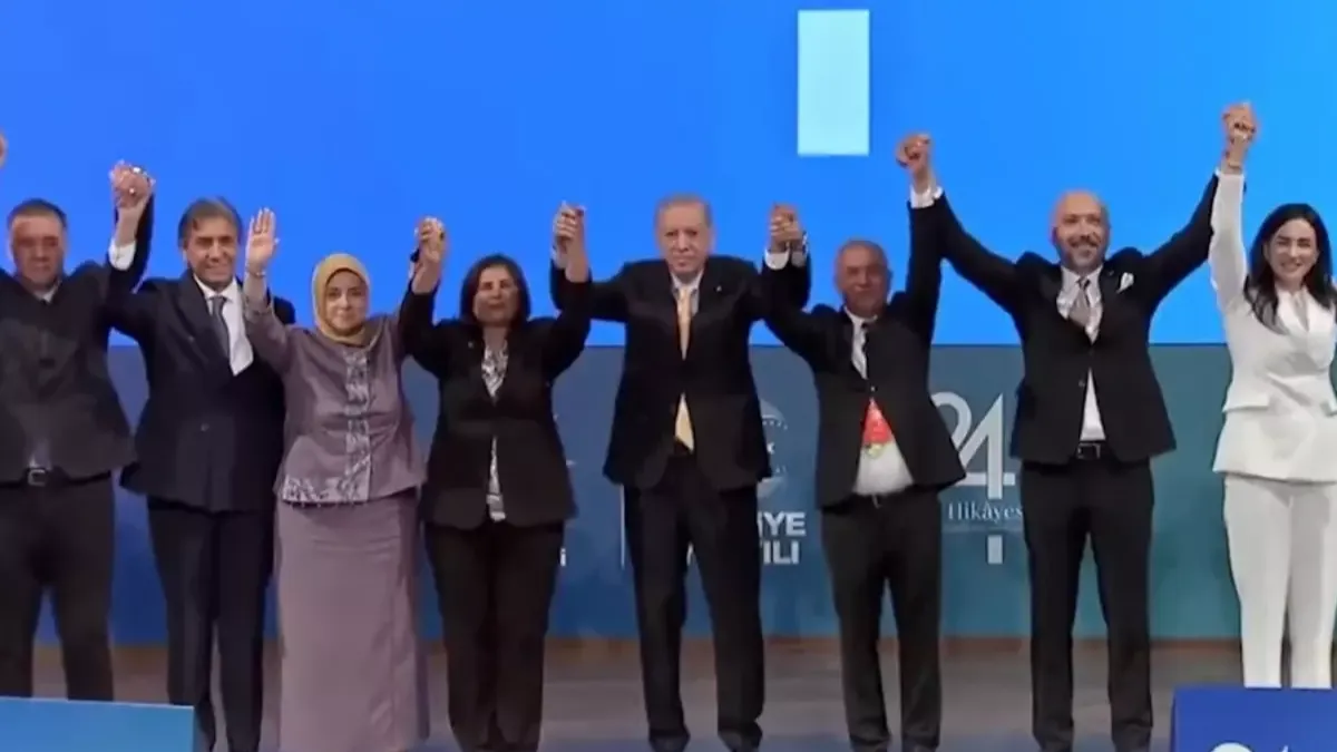 Cumhurbaşkanı Erdoğan rozet taktı! İşte AK Parti&#039;ye katılan 9 belediye başkanı
