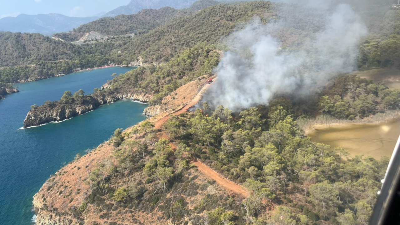 Fethiye Katrancı Koyu’ndaki Orman Yangınına Havadan ve Karadan Müdahale