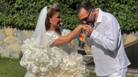 Ünlü Astroloğun Gelinliği Sosyal Medyayı İkiye Böldü