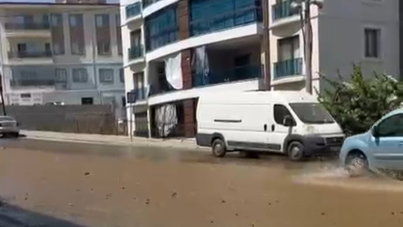 Milas’ta Doğalgaz Çalışması Sırasında Patlayan Su Hattı Caddeyi Göle Çevirdi