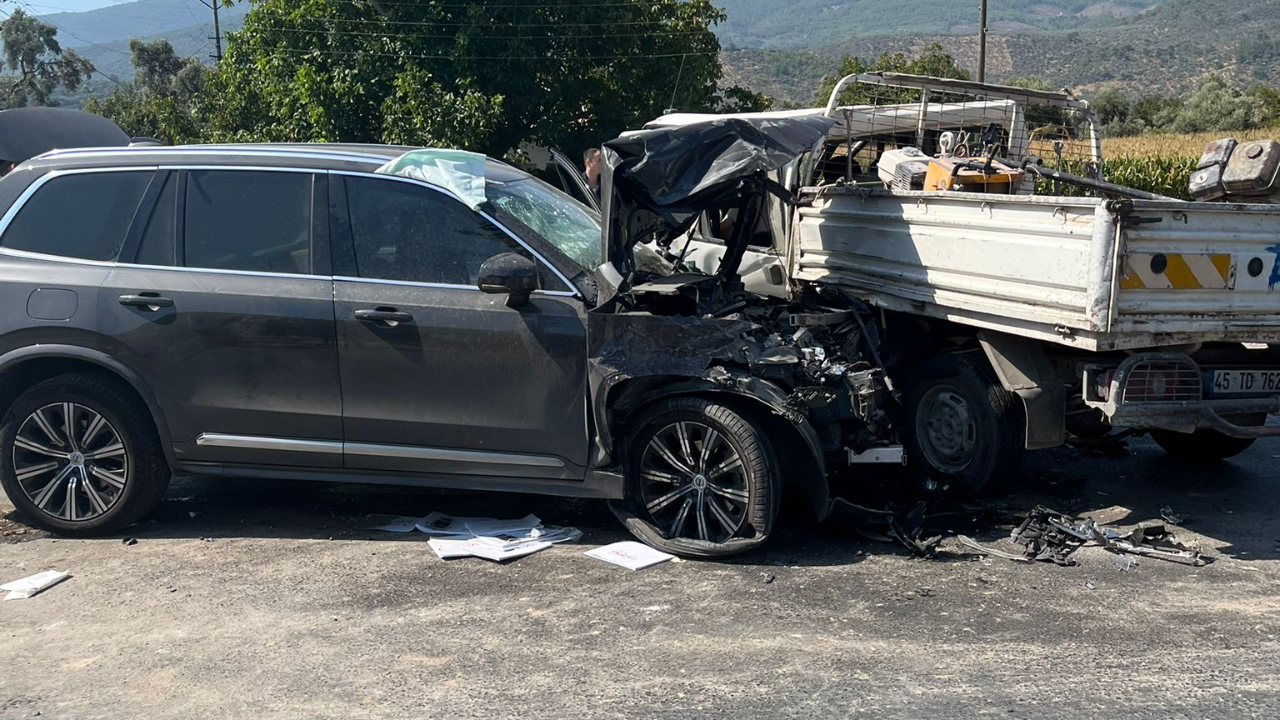 Milas’ta Kamyonet ile Otomobil Çarpıştı: 4 Yaralı