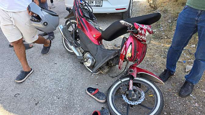 Milas&#039;ta Minibüs ile Motosiklet Çarpıştı: Başhekim İlk Müdahaleyi Yaptı