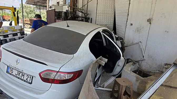 Milas’ta Virajı Alamayan Araç Zeytinyağı Fabrikasına Uçtu: 4 Yaralı