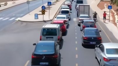 ÖLÜDENİZ YOLUNDA ARAÇ KUYRUĞU KİLOMETRELERCE UZADI