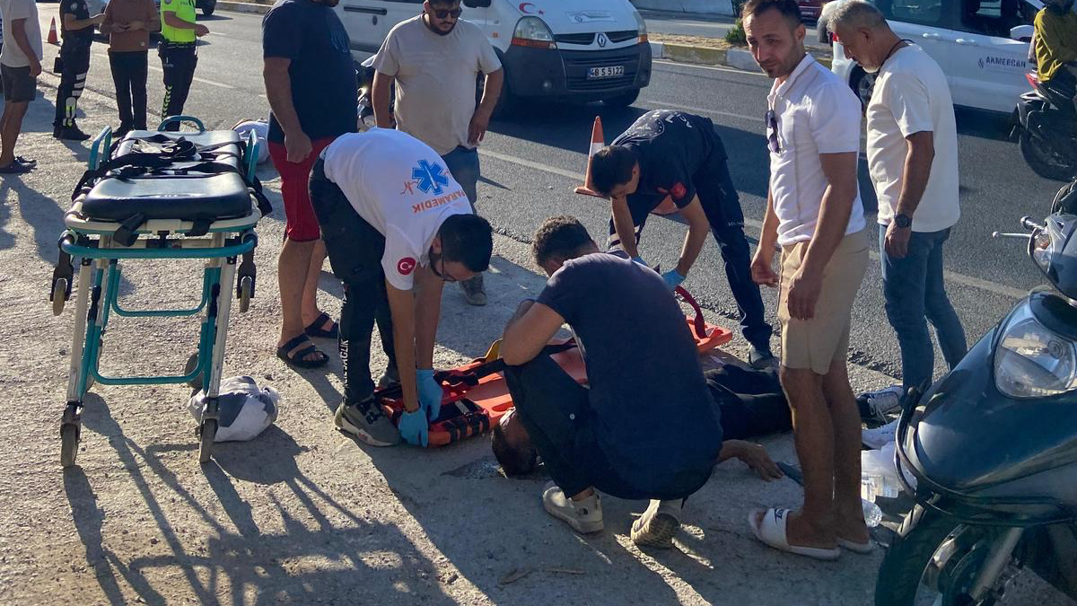 Milas’ta Motosiklet Yayaya Çarptı:Kazada 2 Kişi Yaralandı.