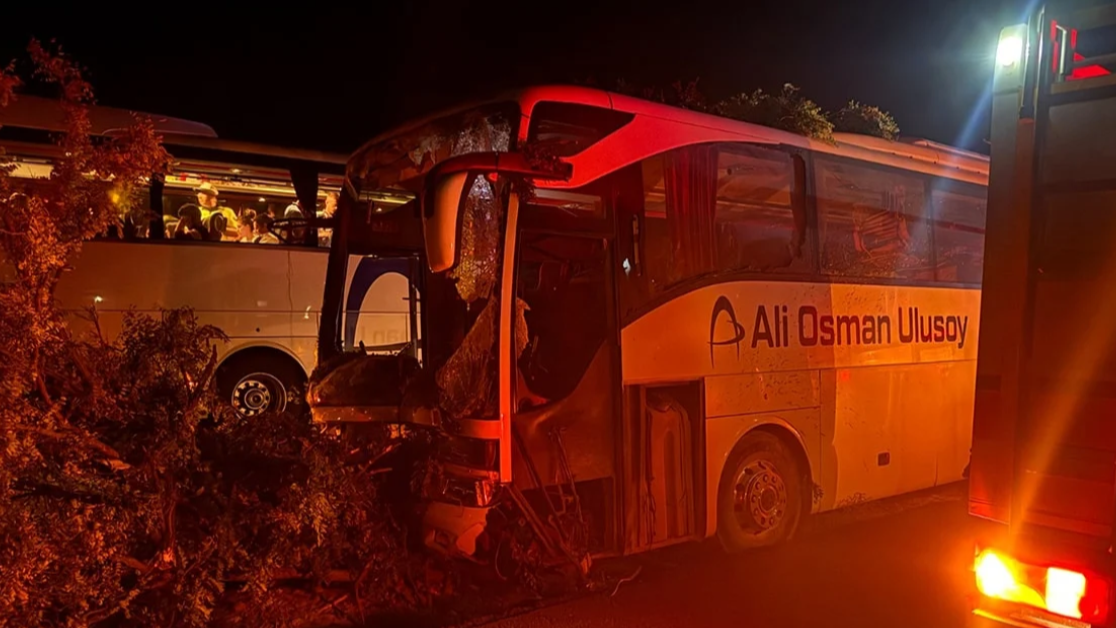 Yolcu Otobüsü Devrildi: Ölü Ve Çok Sayıda Yaralı Var