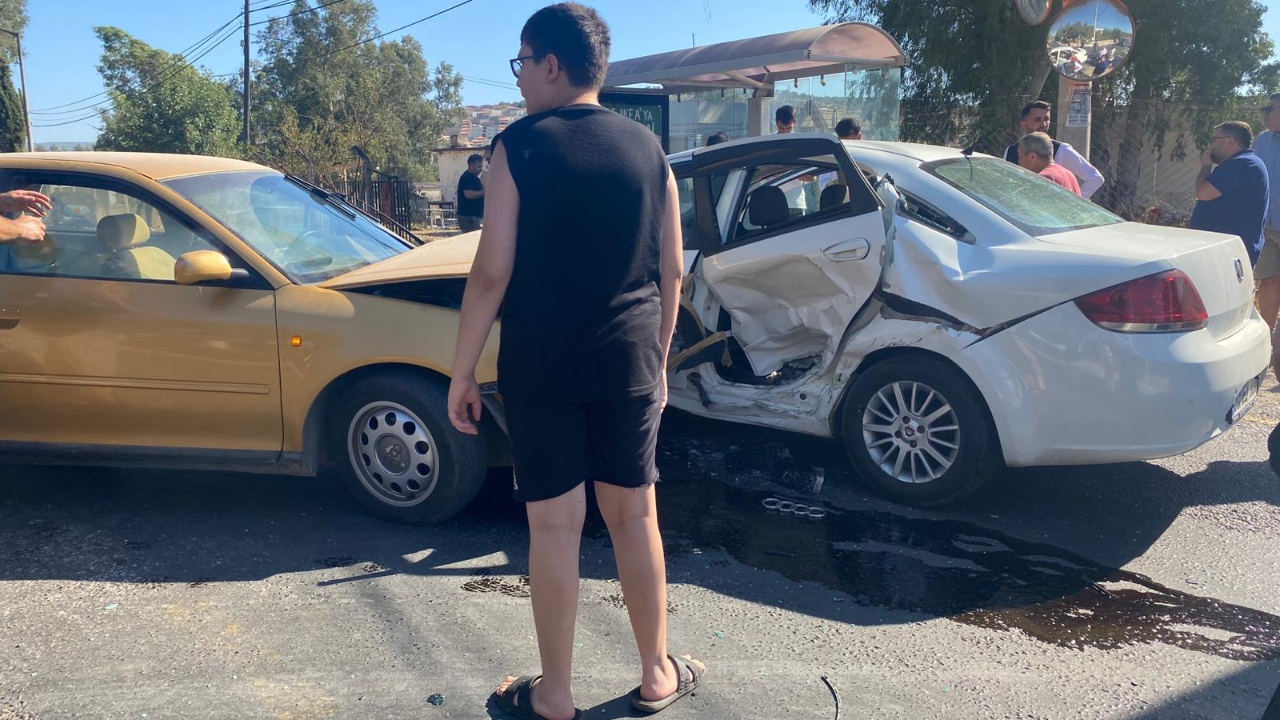 Kavşakta Meydan Gelen Kazada 3 Kişi Hastaneye Kaldırıldı