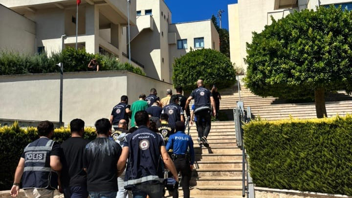 Marmaris’te Göçmen Kaçakçılığı Operasyonu: 10 Şüpheli Tutuklandı