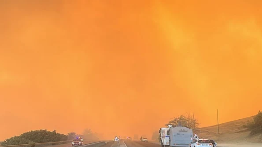 Bursa&#039;da Orman Yangını Evlere Yaklaştı, Kara Yolu Kapatıldı
