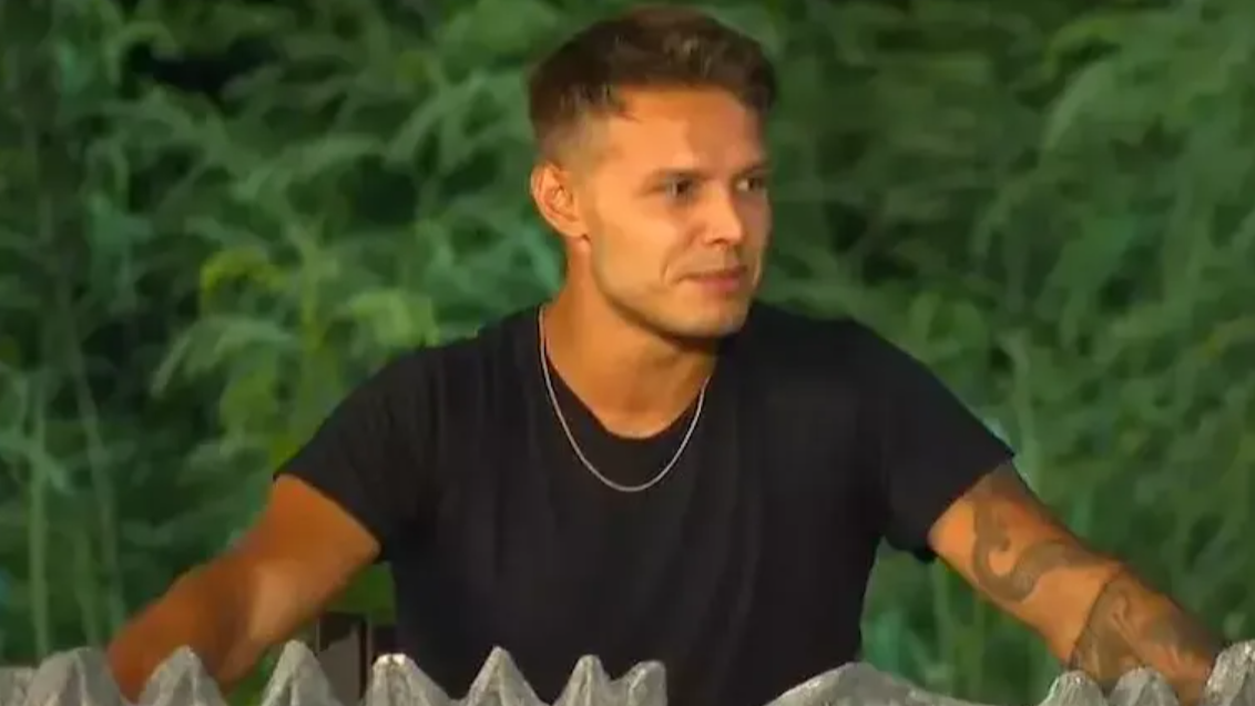 Aracını Kamyonetin Altından Çıkardılar