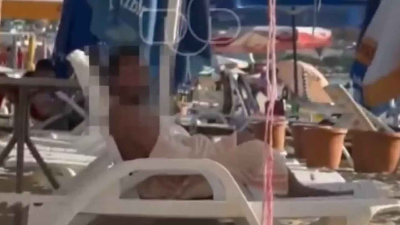 Plajda Herkesin İçinde Kendini Tatmin Etti