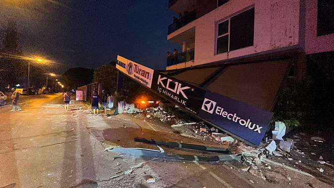 İsmetpaşa Mahallesi&#039;nde Araç Kontrolden Çıktı: Ortalık Savaş Alanına Döndü