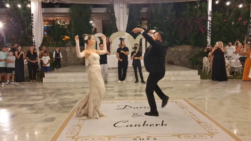 Milaslı Canberk ile Ukraynalı Daria Bodrum’daki Düğünlerinde Zeybek Oynadı, Davetliler Ayakta Alkışladı