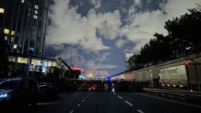 Tansiyon Yükseldi Polis Binayı Abluka Altına Aldı