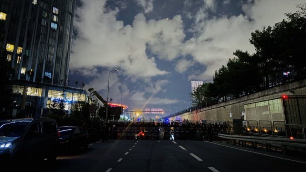 Tansiyon Yükseldi Polis Binayı Abluka Altına Aldı